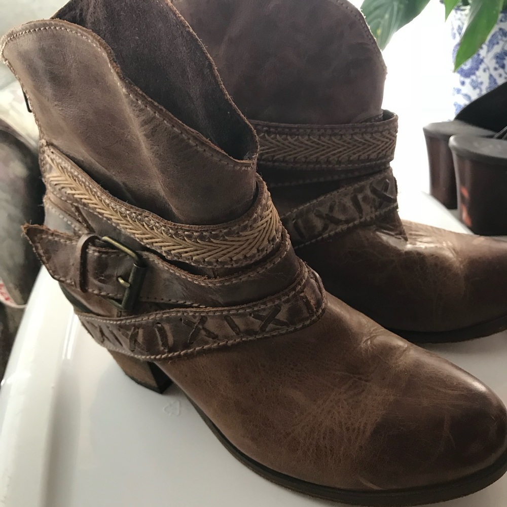 Corral short leather boot size 8 1/2 fits like a 8